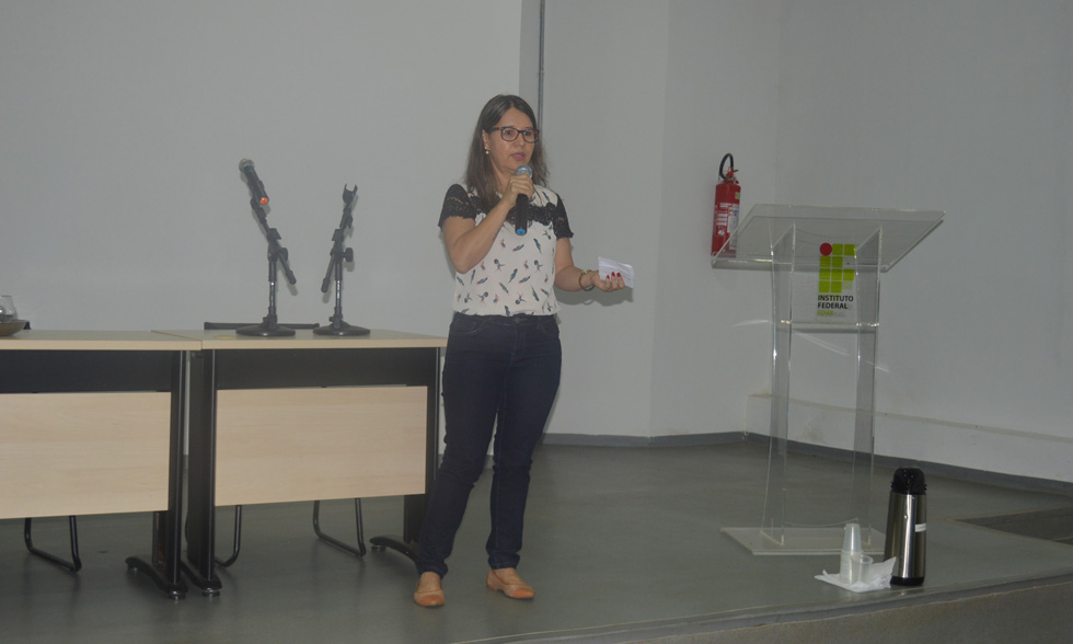 Sandra durante apresentação sobre a pesquisa para professores e técnico-administrativos do Câmpus Valparaíso